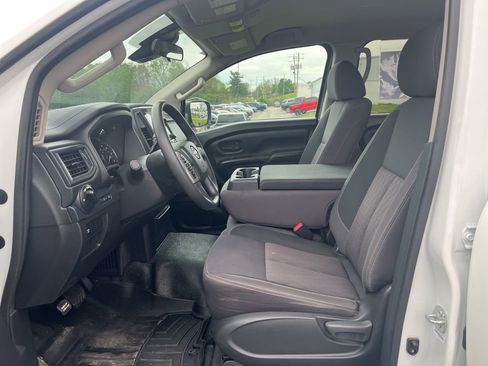Used 2023 Nissan Titan S image 6