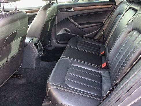 Used 2022 Volkswagen Passat 2.0T image 17