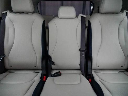 Used 2025 Kia Carnival EX FWD image 25