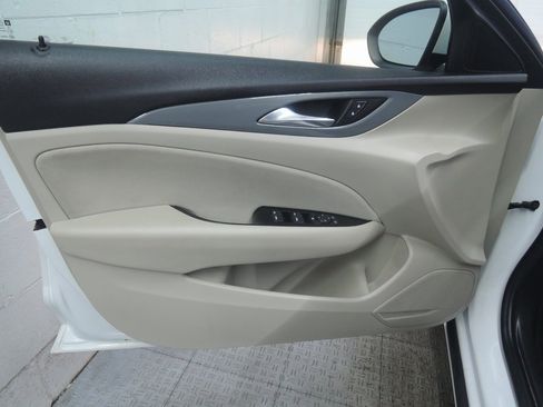 Used 2018 Buick Regal Preferred image 24