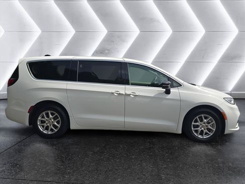 Used 2024 Chrysler Pacifica Touring-L FWD image 6