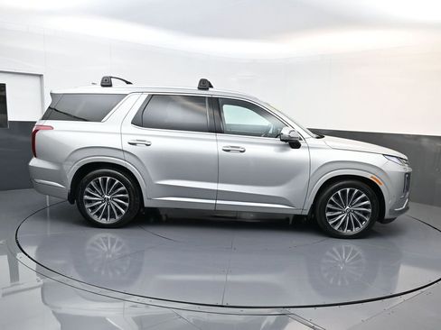 Used 2023 Hyundai Palisade Calligraphy image 2