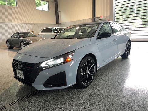 Used 2023 Nissan Altima 2.5 SR w/ SR Premium Package AWD/4WD image 3