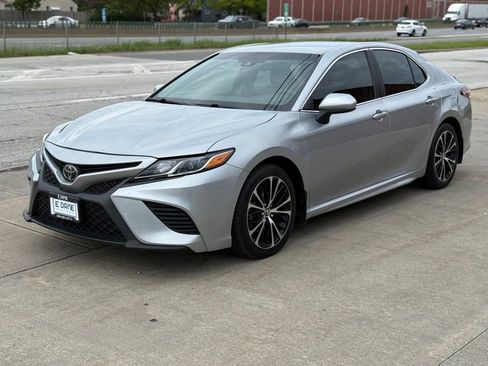Used 2018 Toyota Camry SE FWD image 1