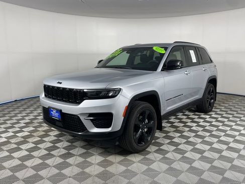 Used 2023 Jeep Grand Cherokee Altitude AWD/4WD image 2