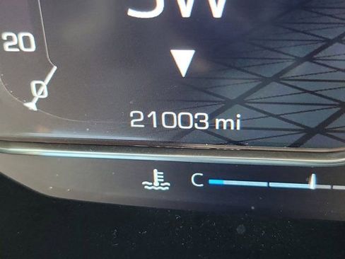 Used 2024 GMC Yukon SLT w/ SLT Premium Package image 30