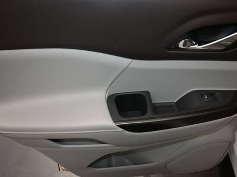 Used 2021 GMC Acadia SLT w/ Technology Package FWD image 19