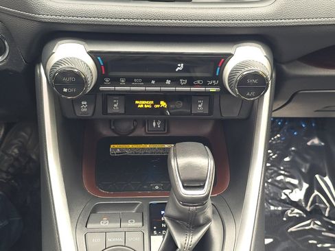 Used 2019 Toyota RAV4 Limited image 20