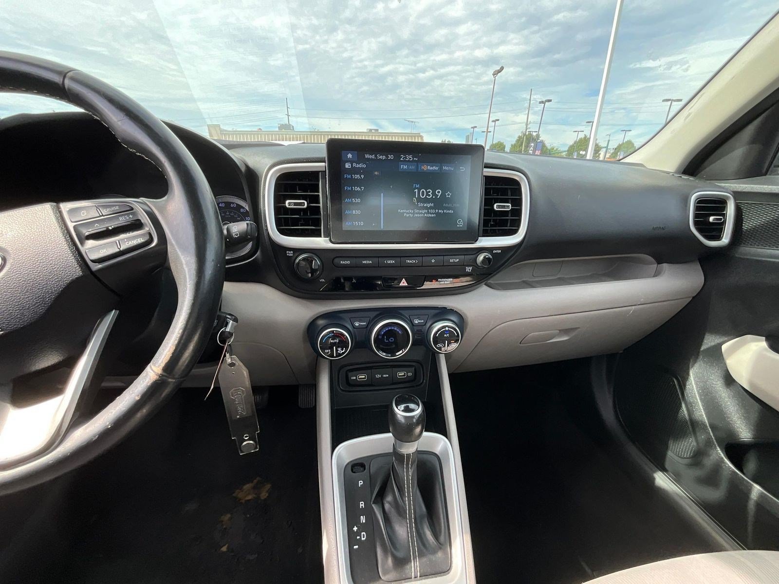 Used 2022 Hyundai Venue SEL FWD image 9
