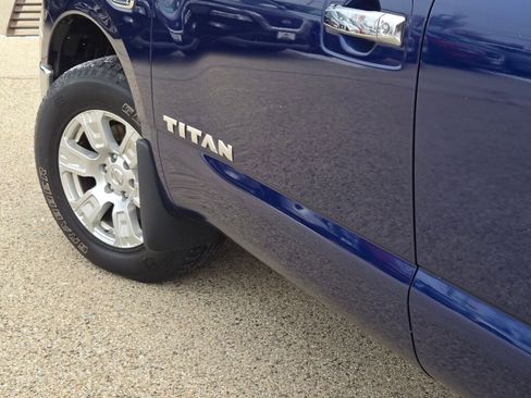 Used 2017 Nissan Titan SV image 18