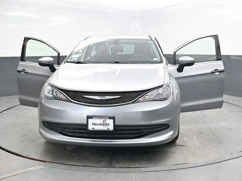 Used 2020 Chrysler Voyager L FWD image 40