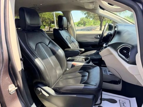 Used 2023 Chrysler Pacifica Touring-L FWD image 27