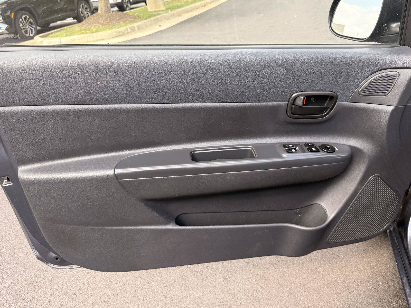 Used 2010 Hyundai Accent SE FWD image 12