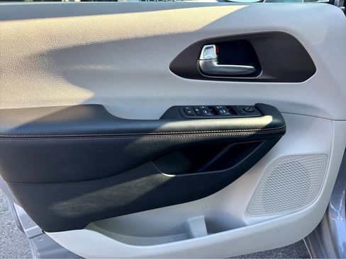 Used 2019 Chrysler Pacifica Touring Plus image 13