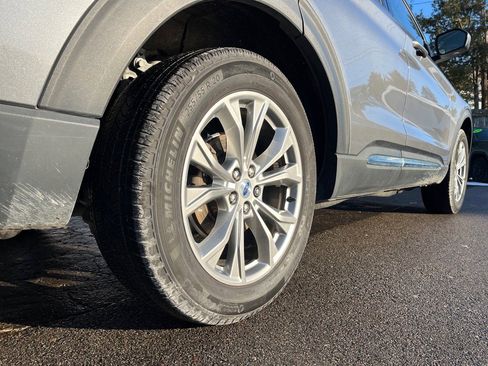 Used 2022 Ford Explorer XLT w/ Equipment Group 202A image 7