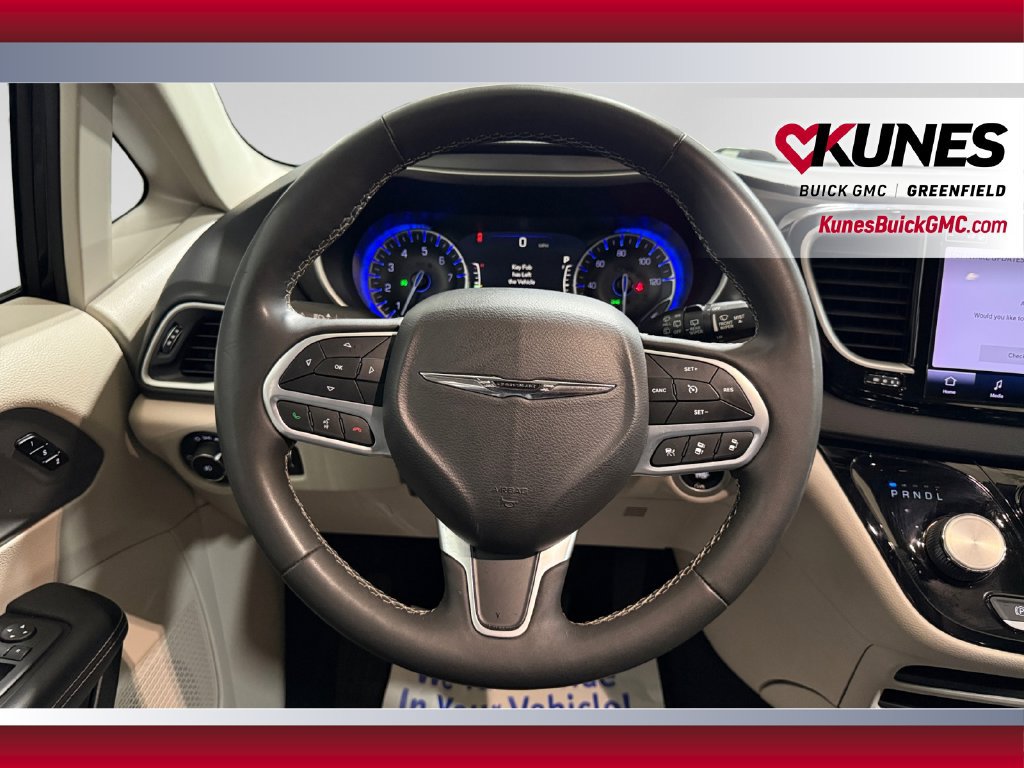 Used 2023 Chrysler Pacifica Touring-L FWD image 15