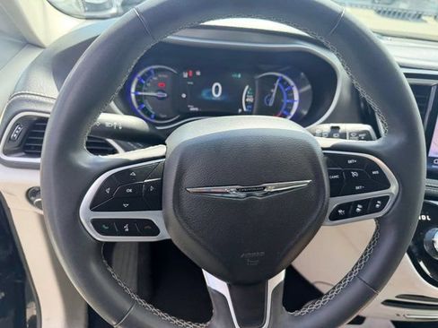 Used 2024 Chrysler Pacifica Limited FWD image 15