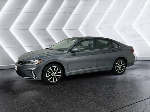 Used 2025 Volkswagen Jetta SE image 3