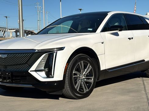 Used 2025 Cadillac Lyriq Luxury image 3