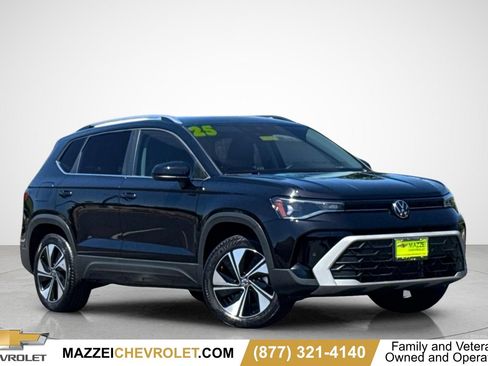 Used 2025 Volkswagen Taos SE AWD/4WD image 1
