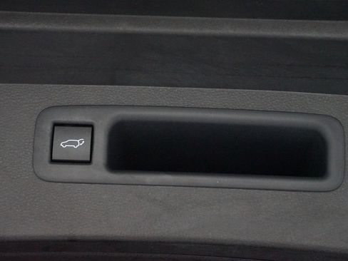 Used 2021 Toyota Highlander XLE FWD image 34