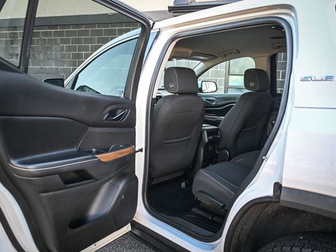 Used 2019 GMC Acadia SLE image 12