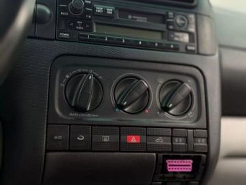 Used 2002 Volkswagen Cabrio GLX image 15