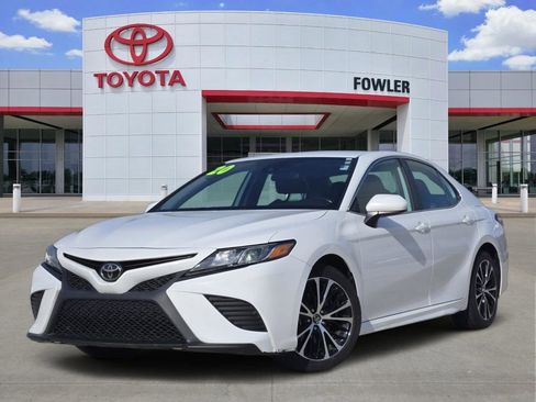 Used 2020 Toyota Camry SE image 1