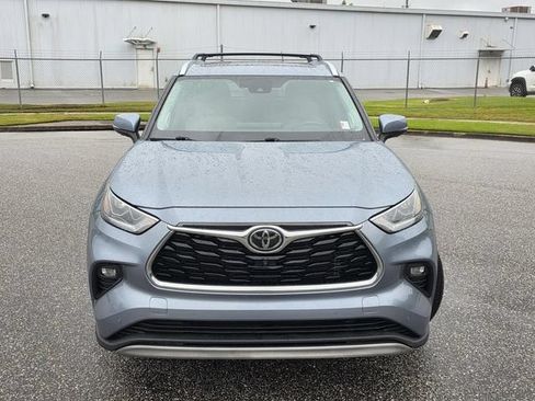 Used 2022 Toyota Highlander Platinum FWD image 2