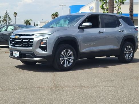 Used 2025 Chevrolet Equinox LT w/ Safety and Technology Package FWD image 2
