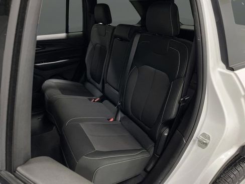 Used 2024 Jeep Grand Cherokee Laredo image 26