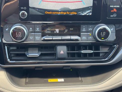 Used 2023 Toyota Highlander XLE AWD/4WD image 23