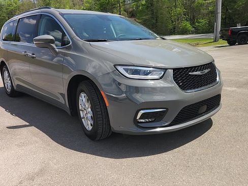 Used 2022 Chrysler Pacifica Touring-L FWD image 14