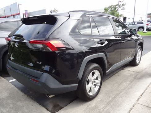 Used 2021 Toyota RAV4 XLE w/ Convenience Package FWD image 4