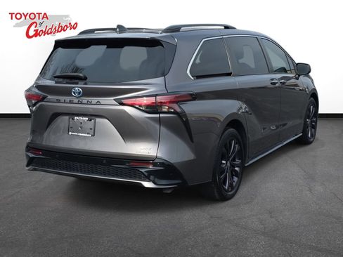 Used 2022 Toyota Sienna XSE image 5