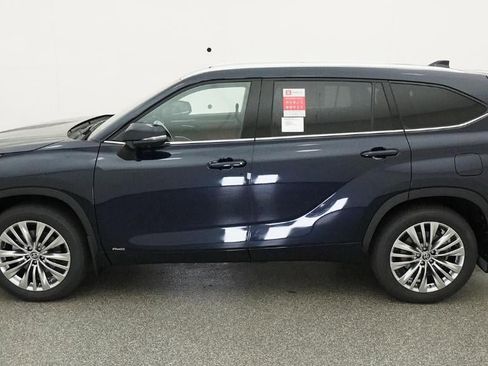 New 2026 Toyota Highlander Platinum image 3