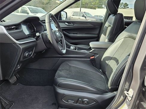 New 2025 Jeep Grand Cherokee Altitude image 10