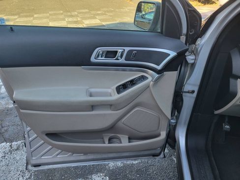 Used 2015 Ford Explorer XLT w/ Equipment Group 202B AWD/4WD image 17