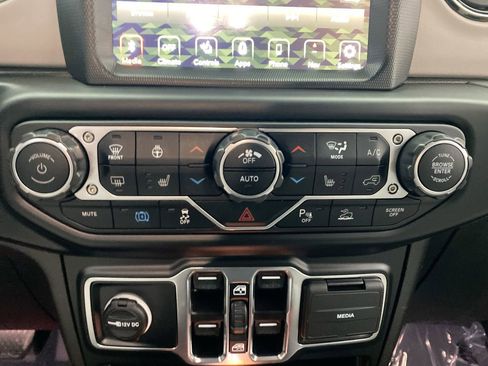Used 2022 Jeep Wrangler Unlimited Sahara AWD/4WD image 23