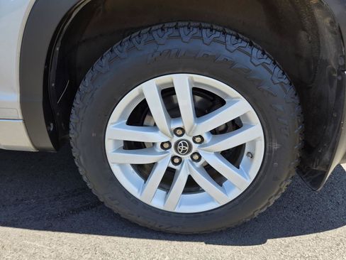 Used 2016 Toyota Highlander LE AWD/4WD image 9