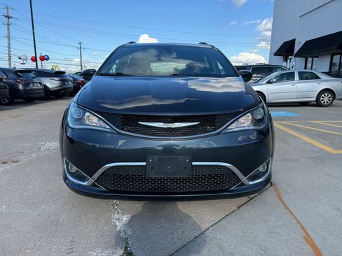 Used 2020 Chrysler Pacifica Touring-L FWD image 4