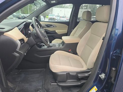 Used 2023 Chevrolet Traverse LS image 9