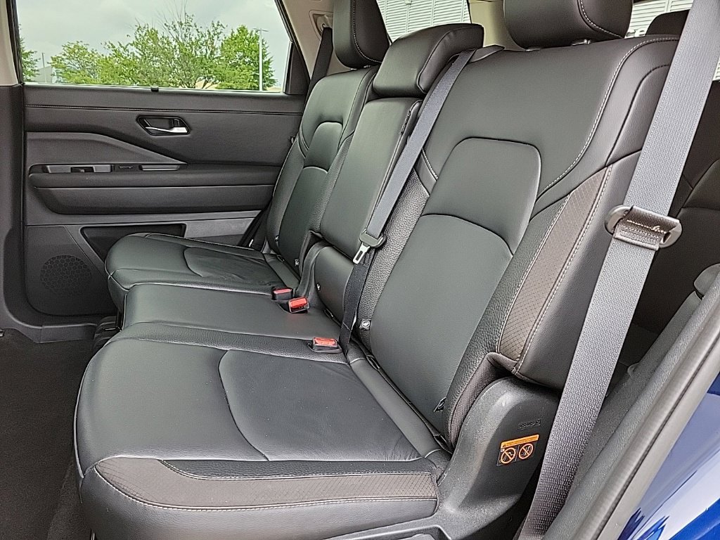Used 2025 Nissan Pathfinder SL AWD/4WD image 15