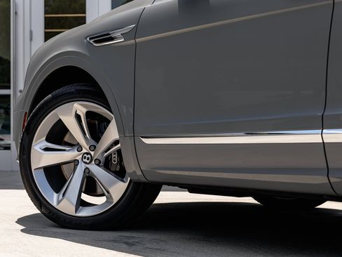 Used 2024 Bentley Bentayga image 12