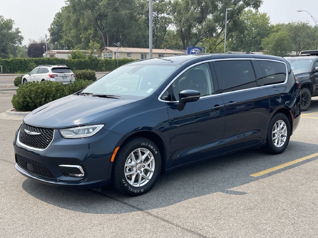 Used 2023 Chrysler Pacifica Touring-L FWD image 3