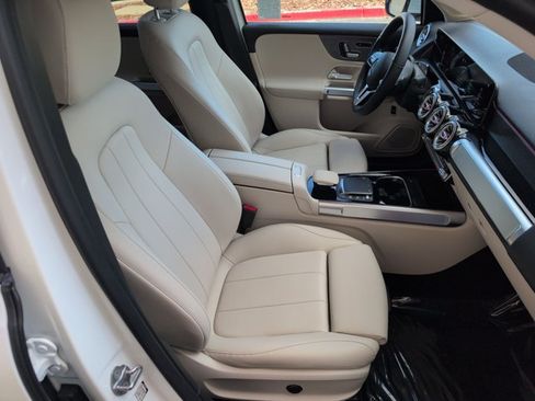 Used 2021 Mercedes-Benz GLB 250 w/ Premium Package image 21