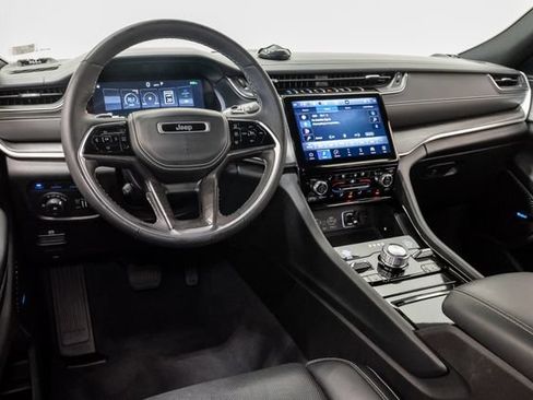 Certified 2022 Jeep Grand Cherokee Overland w/ Luxury Tech Group IV AWD/4WD image 7