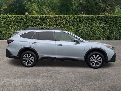 Used 2022 Subaru Outback Premium image 3