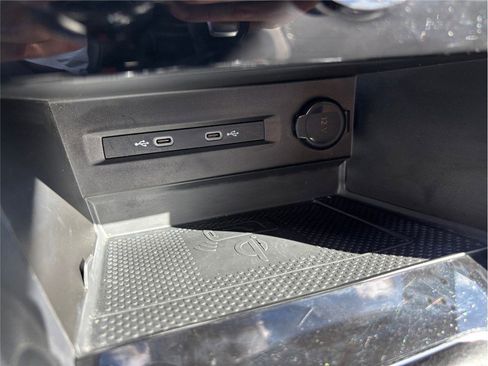 Used 2023 Volkswagen Taos SEL image 31