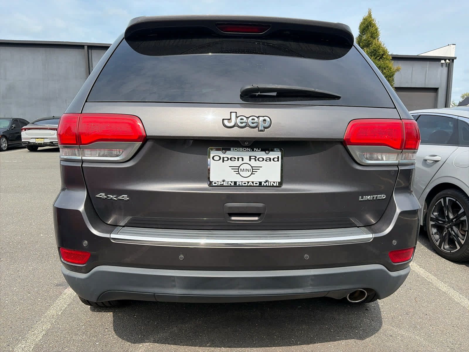 Used 2017 Jeep Grand Cherokee Limited AWD/4WD image 3